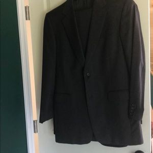 Hart Schaffer Marx 100% wool suit. 40L. Gray.